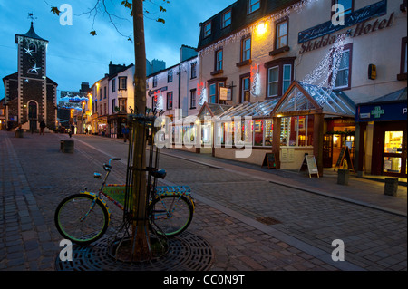 Keswick main street nella luce della sera Foto Stock