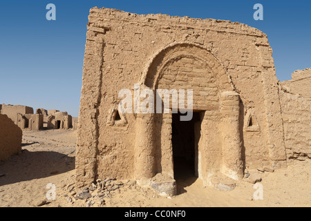 I primi il cimitero cristiano di Bagawat in basso a sud della pedemontana di Gebel el Teir, Kharga Oasis, Egitto Foto Stock