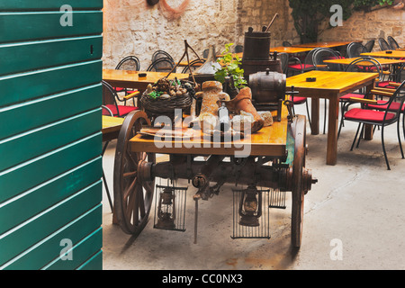 Consente di visualizzare in una vecchia locanda nella città vecchia di Trogir, Dalmazia, Croazia, Europa Foto Stock
