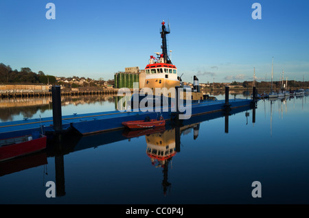 Rimorchiatore al loro posto barca sul fiume Suir, la città di Waterford, Irlanda Foto Stock