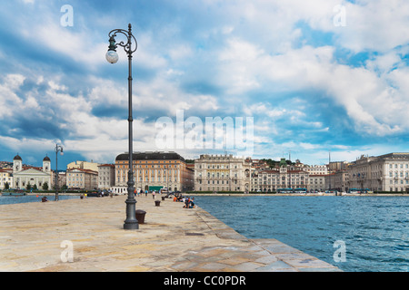 Città vista dal Molo Audace a Trieste, Friuli Venezia Giulia, Italia, Europa Foto Stock