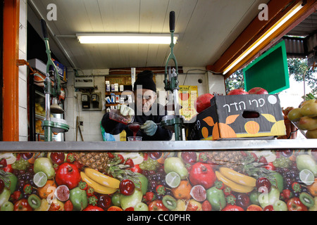 Succo di frutta fresco in stallo nel centro di Tel Aviv, Israele Foto Stock