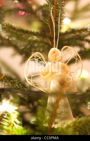 La figura di un angelo decorare un albero di Natale Foto Stock