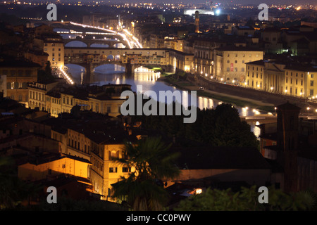 L'Italia, Firenze, Ponte Vecchio e la vista sul fiume Arno-notte tempo. Foto Stock