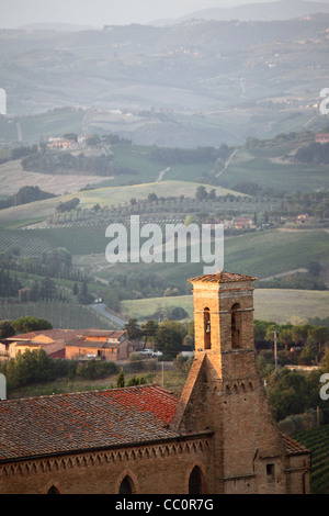 Campagna toscana come si vede dalla città medievale di San Gimignano Foto Stock