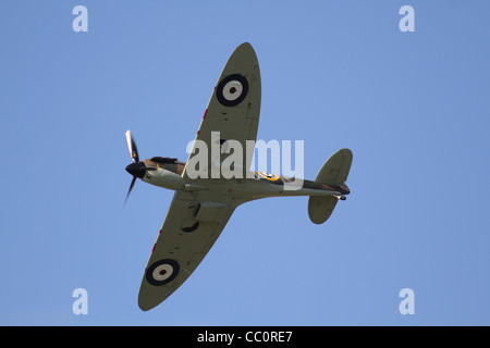 Il Supermarine Spitfire MkIIA P7350 un membro del Regno Unito Battle of Britain Memorial Flight in base a RAF Coningsby in Lincolnshire Foto Stock