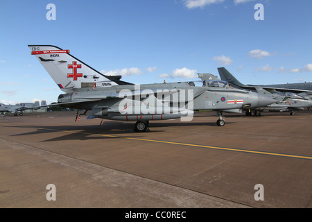 Il Tornado GR4 attacchi aerei jet della RAF 41 Squadron sul piazzale a RIAT 2011 Foto Stock