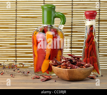 Assortimento di peperoncino su una tavola di legno Foto Stock