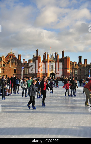 Pattinaggio su ghiaccio a Hampton Court Palace, London Borough of Richmond upon Thames, Greater London, England, Regno Unito Foto Stock