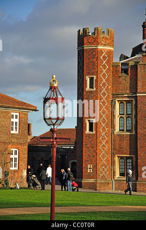 Ingresso principale di Hampton Court Palace e Hampton Inn London Borough of Richmond upon Thames, Greater London, England, Regno Unito Foto Stock