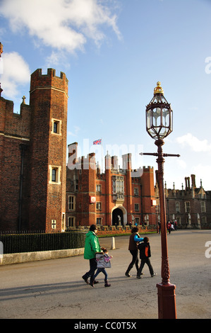 Ingresso principale di Hampton Court Palace e Hampton Inn London Borough of Richmond upon Thames, Greater London, England, Regno Unito Foto Stock