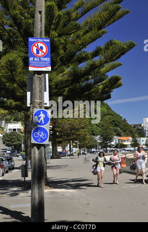 Liquori-free zone firmare presso l'Oriental Parade promenade, Wellington, Nuova Zelanda. Foto Stock