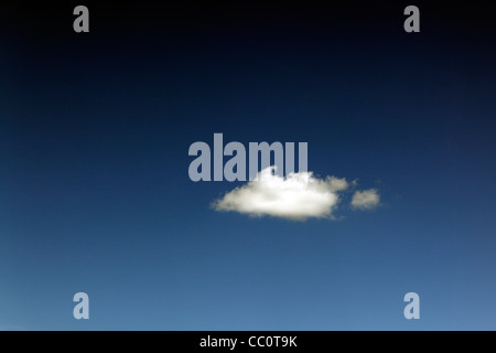 Una singola nuvola in cielo Foto Stock