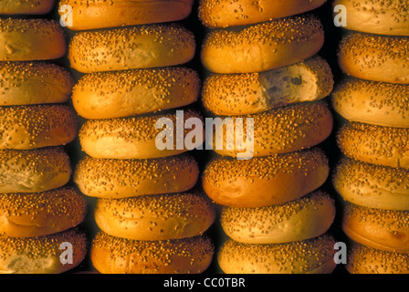 Un morso bagel righe dello stack Foto Stock