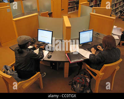 Gli studenti che studiano nel Brooklyn College library Foto Stock