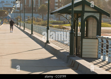 Città di Melbourne St Kilda: dal molo della spiaggia in sun. Foto Stock