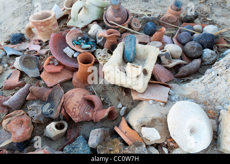 Artefatti a essere trovati nel sacerdote villaggio vicino al tempio di Alessandro il Grande a Qasr al Migysbah, Oasi Bahariya Egitto Foto Stock