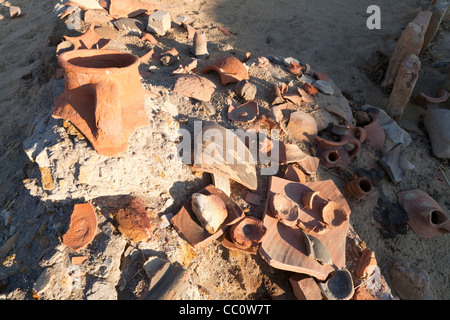 Vaso rotto nel sacerdote villaggio vicino al tempio di Alessandro il Grande a Qasr al Migysbah, Oasi Bahariya Egitto Foto Stock