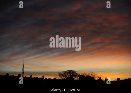 Un glorioso tramonto sull'Ippodromo di Brighton trasmettitore questa mattina Foto Stock