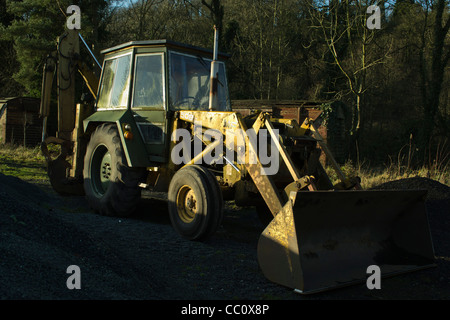 Massey Ferguson caricatore retroescavatore in ombra Foto Stock