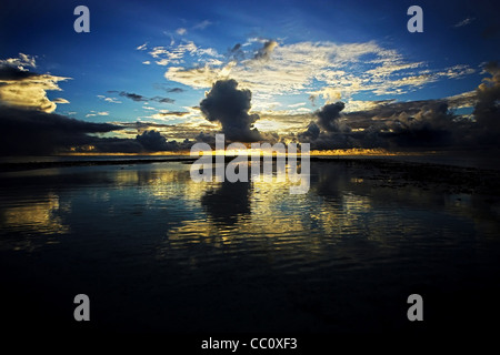 Sunrise nell'Oceano Indiano al largo dell'isola di Vilamendhoo nelle Maldive Foto Stock