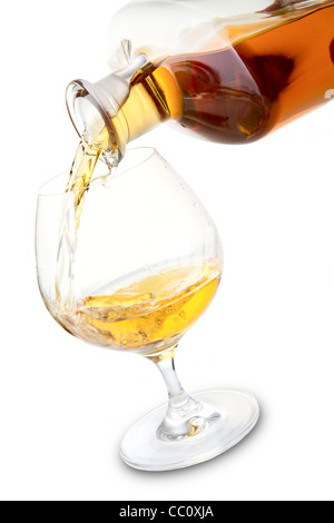 Il cognac in vetro e bottiglia su un bianco Foto Stock