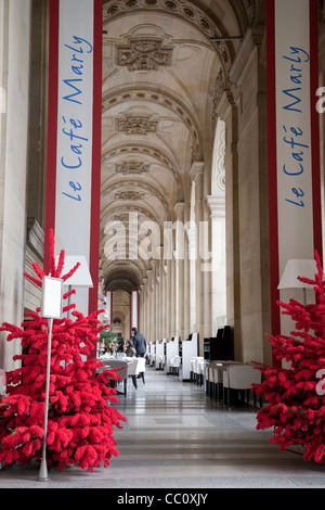 Cafe Marly presso il Louvre Art Museum a Natale a Parigi, Francia Foto Stock