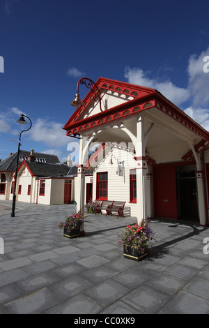 Villaggio di Ballater Scozia La Old Royal Stazione ferroviaria a Ballater è ora la sede del Centro di informazioni turistiche. Foto Stock