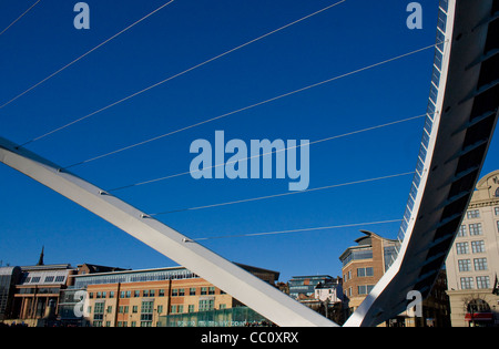 Newcastle il Millennium bridge mostrato nella sua posizione aperta Foto Stock