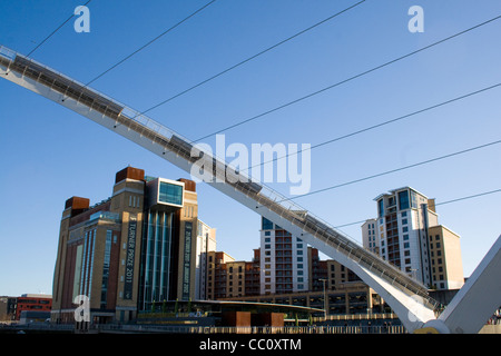 La galleria d'arte Baltic mostrata dietro il Millennium Bridge nella sua posizione aperta Foto Stock