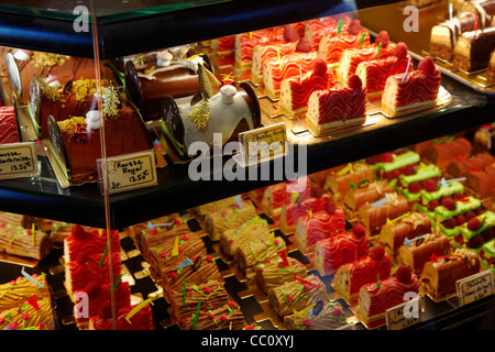 Natale pasticceria display in Boulangerie Alexandra, un panificio popolare nei sobborghi di Parigi. Le Perreux-sur-Marne, Francia Foto Stock