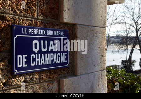 Segno per Quai de Champagne e marcatore di inondazione dal fiume Marne in Le Perreux-sur-Marne, Val-de-Marne, Francia. Foto Stock