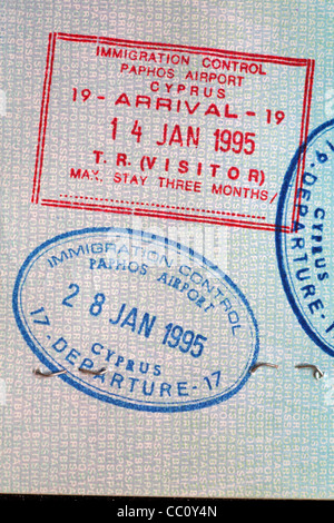 Francobolli in passport stampigliato nell'aeroporto di Paphos Cipro Foto Stock