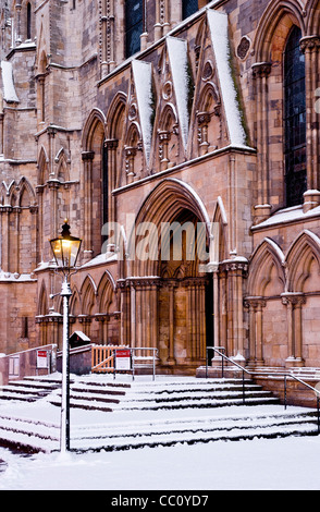 Ingresso di fronte sud della York Minster nella neve Foto Stock