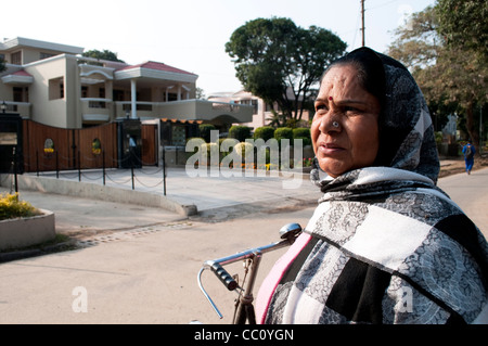 Donna che pulisce in elegante casa residenziale, chandigarh, India Foto Stock