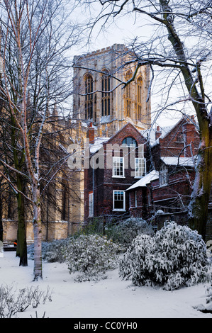 York Minster nella neve visto da Duncombe Place giardino di ricordo. York. Foto Stock