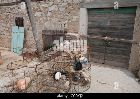 Gabbie di pesca nella parte anteriore il cottage. Foto Stock