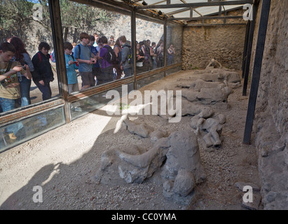 Gli studenti presso il "Giardino di fuggiaschi, pietrificato cadaveri a Pompei, Campania, Italia Foto Stock