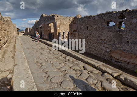 Antica strada ((Reg- mi- Ins- IV)) nel sito romano di Pompei, Campania, ItalyUnesco Sito Patrimonio Mondiale Foto Stock