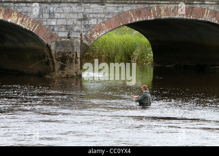 Uomo di Pesca a Mosca Report di Pesca besidev un ponte nel fiume Moy. Ballina. Co. Mayo. L'Irlanda Foto Stock