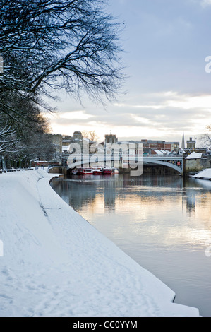 Lendal ponte visto da una passeggiata coperta di neve Dame Judi Dench a York. Foto Stock