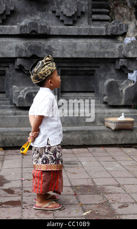 Cerimonia Religiosa in un tempio di fronte alla grotta di bat, Goa Lawah, Bali, Indonesia, Foto Stock