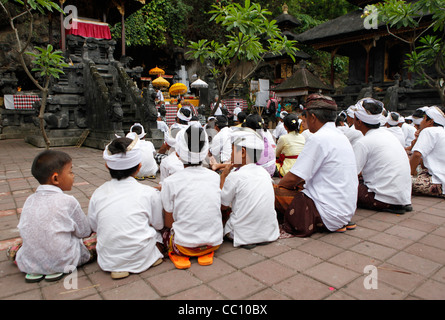 Cerimonia Religiosa in un tempio di fronte alla grotta di bat, Goa Lawah, Bali, Indonesia, Foto Stock