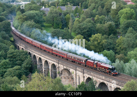 Locomotiva a vapore la trazione di un treno sulla linea principale su viadotto di Saddleworth Foto Stock