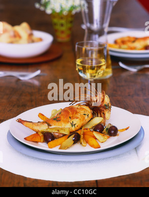 Coniglio con olive, carote e patate dolci (coniglio alla cacciatora) Foto Stock