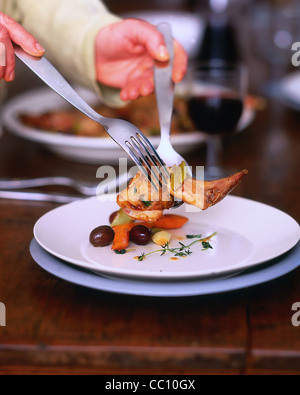 Coniglio con olive, carote e patate dolci (coniglio alla cacciatora) Foto Stock