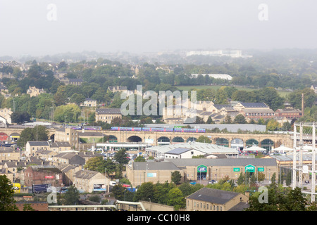 Una vista di Huddersfield Kilner dalla banca a un treno in partenza dalla stazione Foto Stock