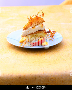 Apple - la torta di panna con Topping Caramel - Pezzo di torta Foto Stock