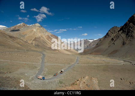 Camion passando attraverso un aspra valle sull'autostrada Leh-Manali, Himachal Pradesh, India Foto Stock