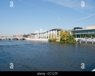 Vista dei grattacieli che siedono lungo il gran fiume in Grand Rapids Michigan STATI UNITI su una giornata autunnale. Foto Stock